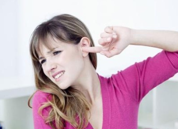 Почему чешутся уши и что с этим делать