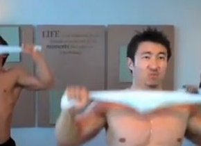 Силовые тренировки и растяжка с помощью полотенца